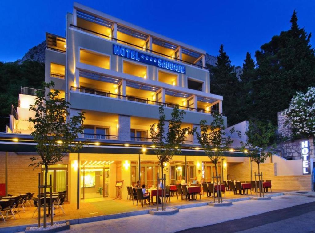 een hotel met tafels en stoelen voor een gebouw bij Boutique Hotel Saudade in Mlatinje