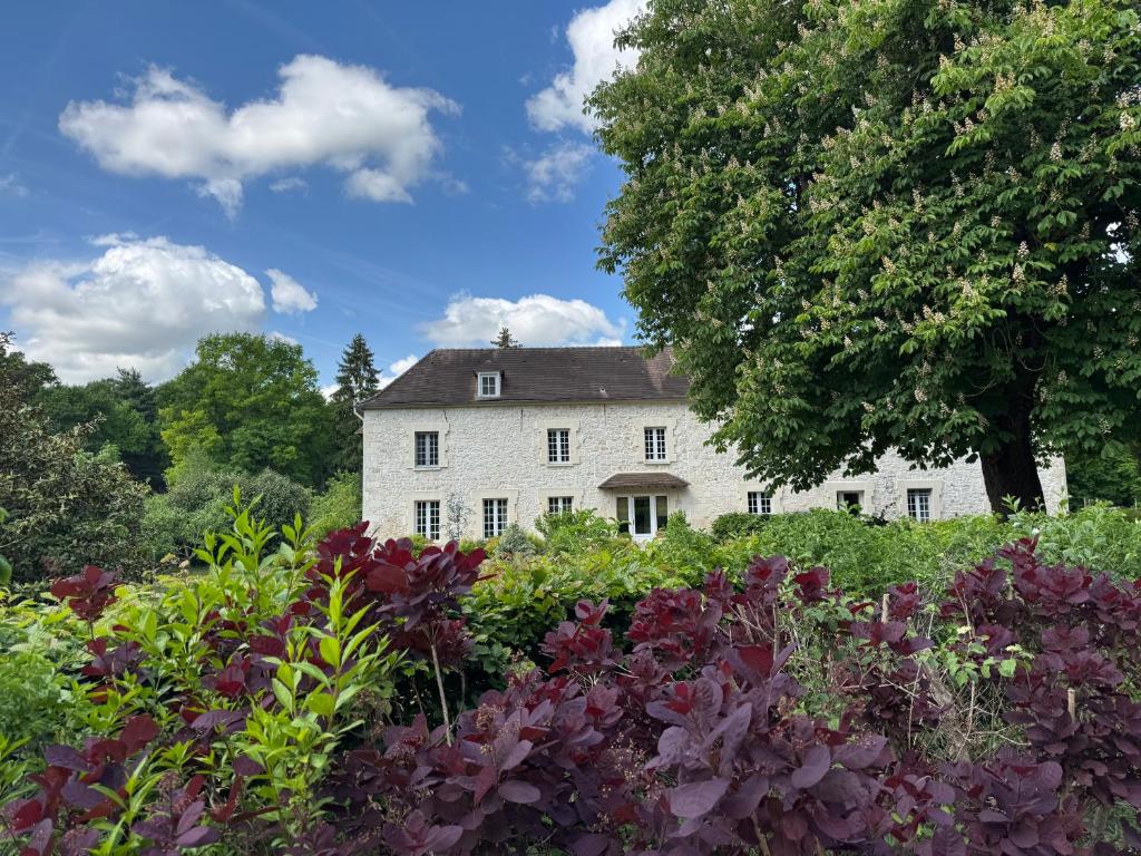 an old house in the middle of a garden at La porte d'Arcy in Fère-en-Tardenois