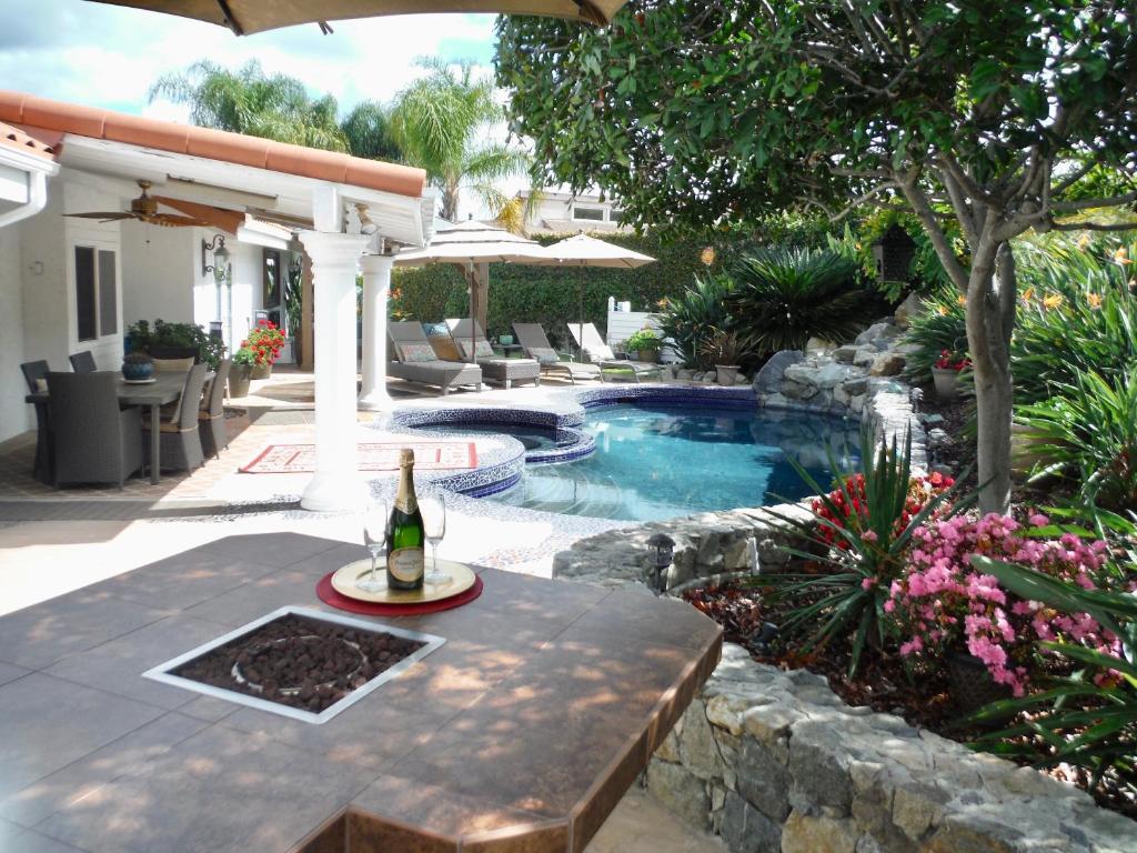 Bazén v ubytování Bella Vita Gated Resort nebo v jeho okolí