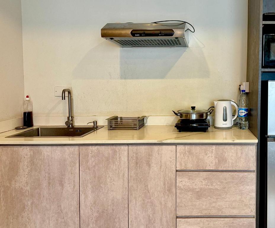 フリック・アン・フラックにあるCoastal Calm The Cove 2のシンクとカウンタートップのあるキッチン