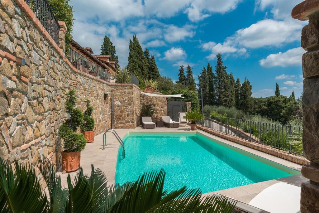 - une piscine dans une cour dotée d'un mur en pierre dans l'établissement Villa Le Panteraie con piscina, à Montecatini Alto