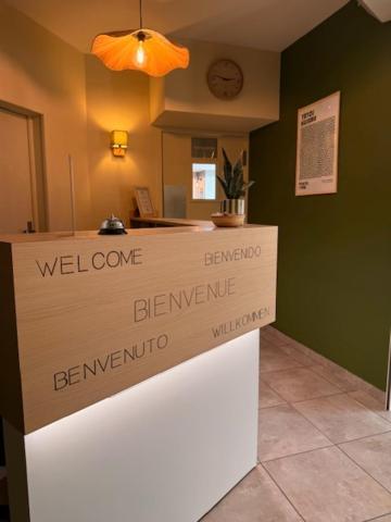 uma placa que diz bem-vindo a awellcomeneauneauneauneauneauneauneau em Brit Hotel L'Arrivée Guingamp em Guingamp