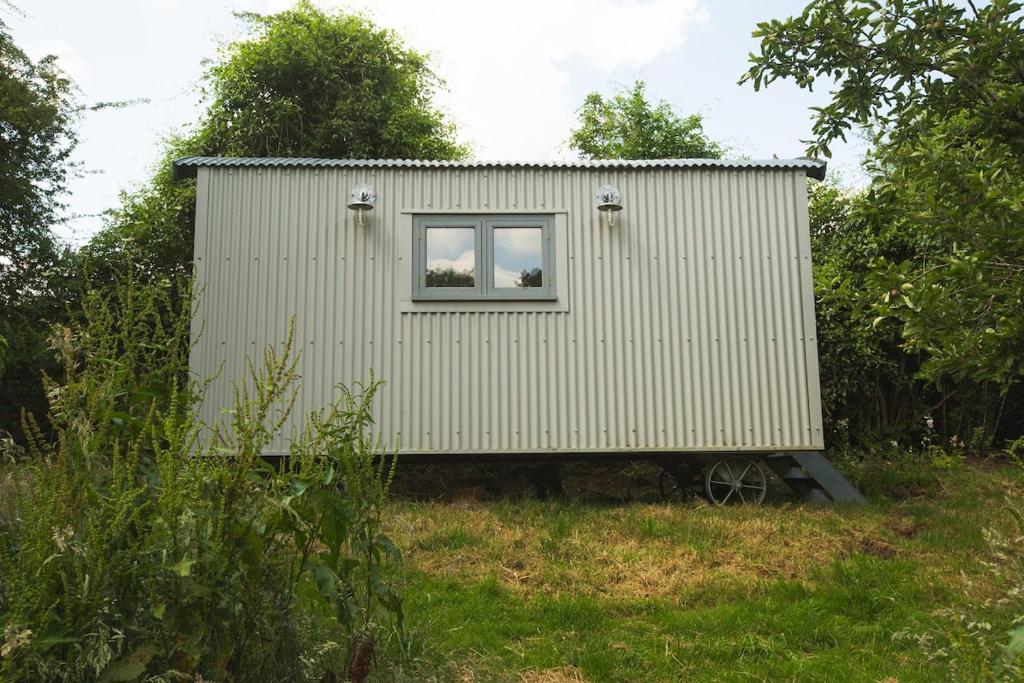 にあるThe Organic Cotswolds Shepherds Hutのギャラリーの写真