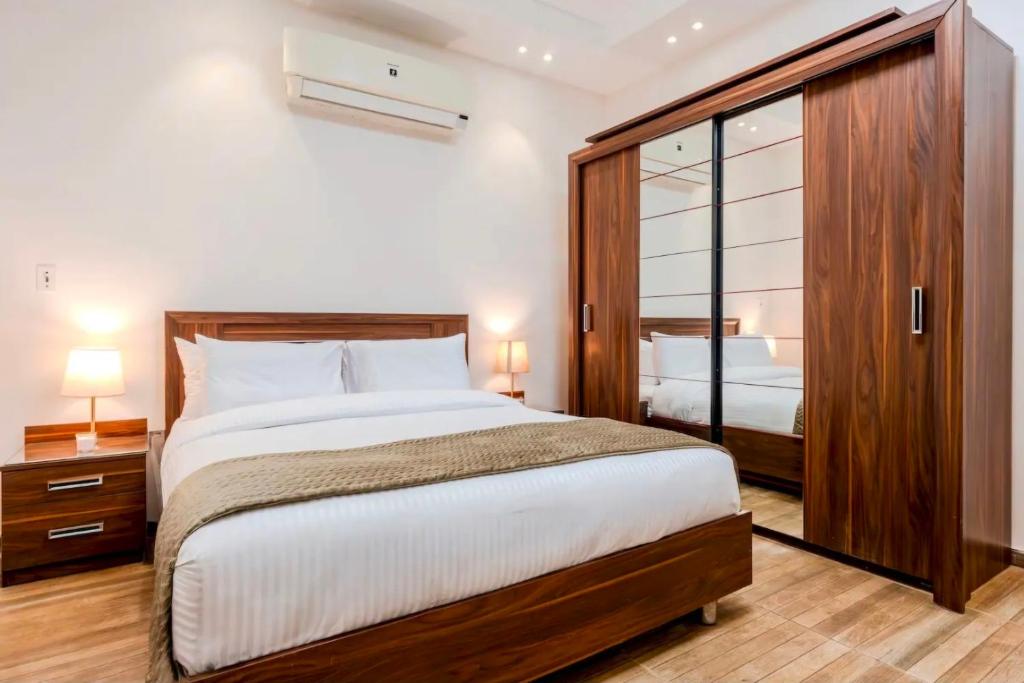 Ένα ή περισσότερα κρεβάτια σε δωμάτιο στο El Sheikh Zayed City