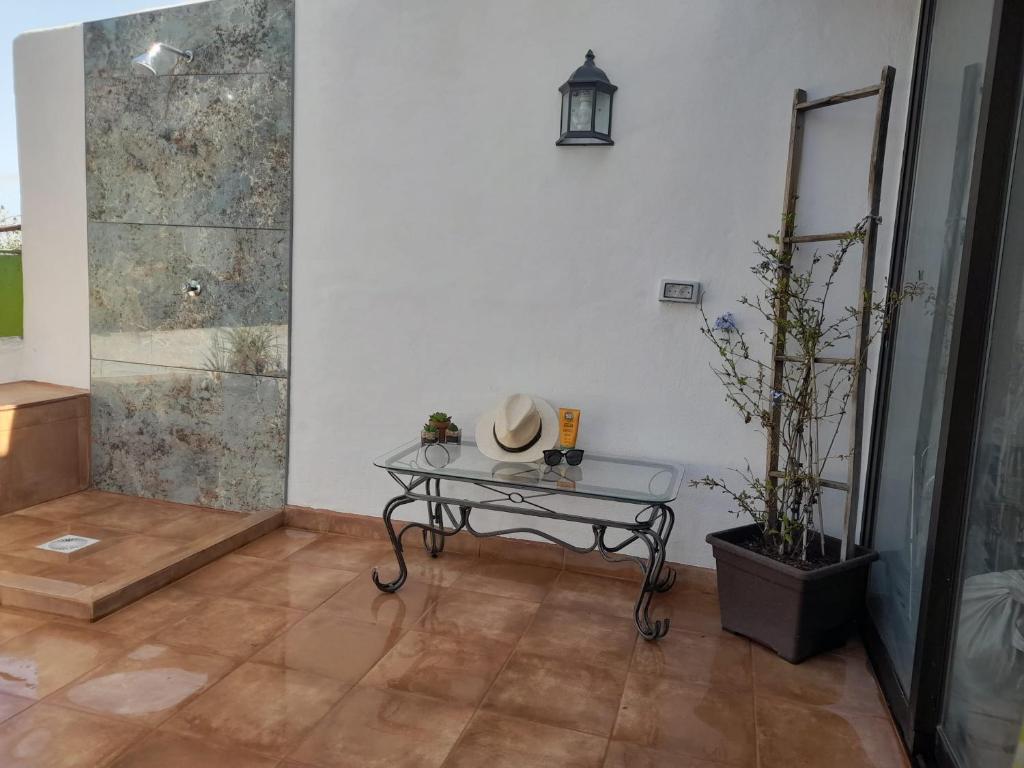 una habitación con una mesa con un sombrero en Casa Carla, en Granadilla de Abona