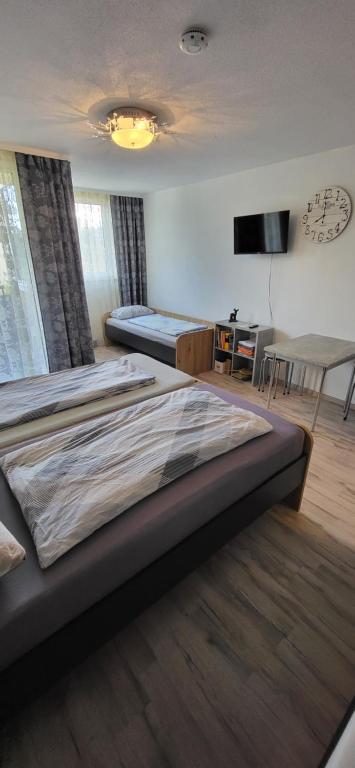 a bedroom with two beds and a flat screen tv at Steinhübel Uni-Nähe in Homburg