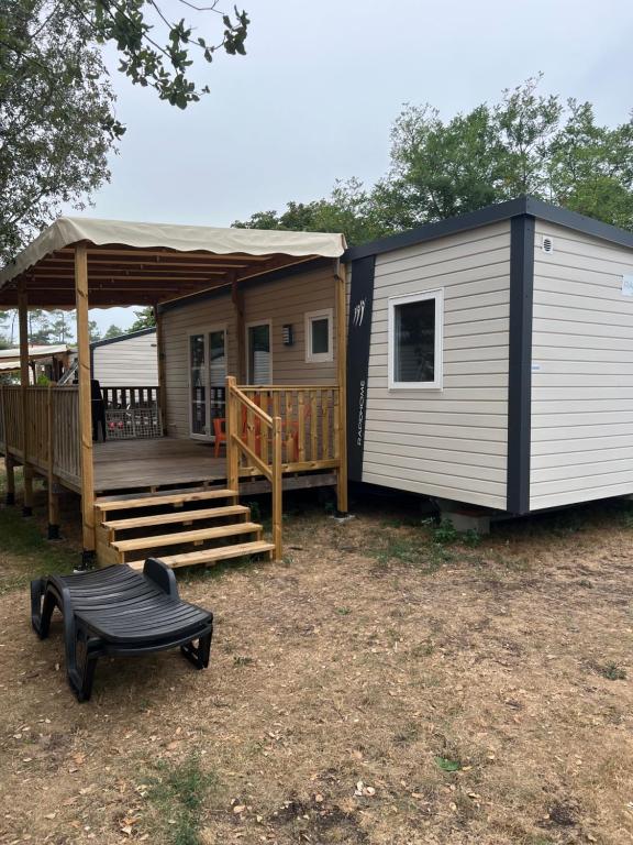 Budova, kde se kemp nachází