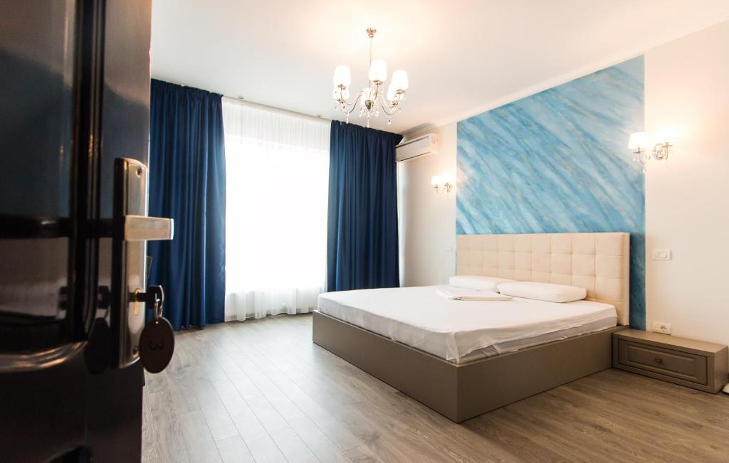 1 dormitorio con cama y ventana grande en Zolotko, en Galaţi