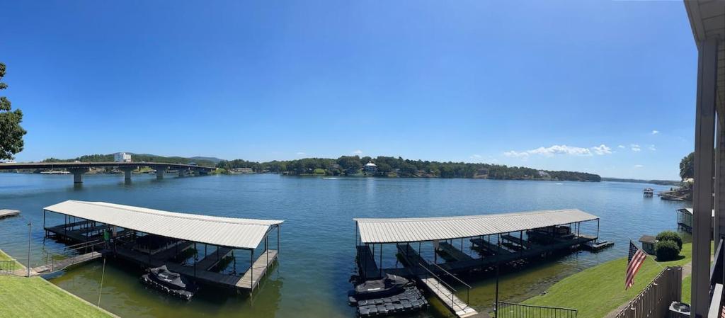 vista su un fiume con barche ormeggiate di Awesome Views - Lake Hamilton Condo a Hot Springs