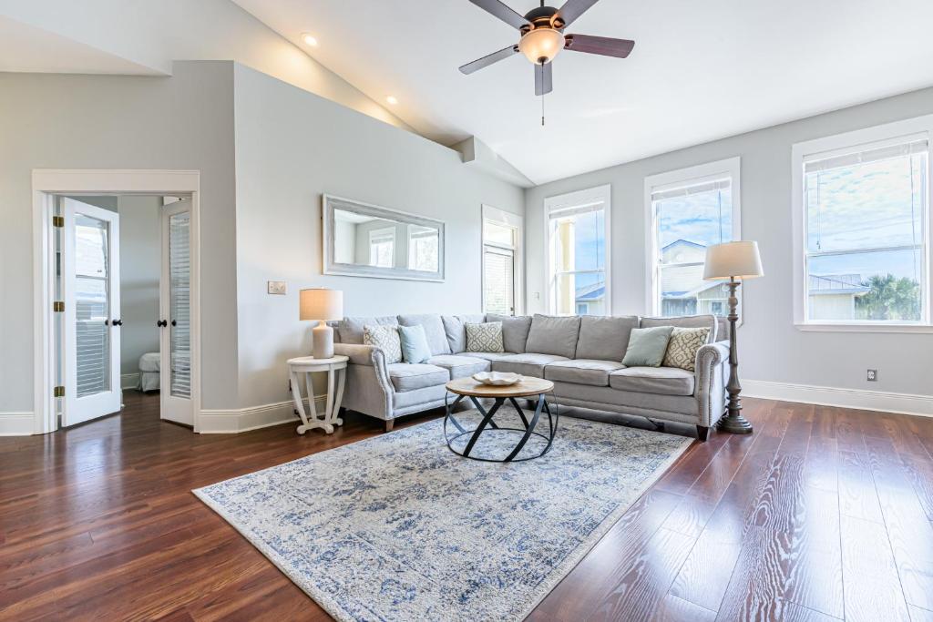 un soggiorno con un divano e un tavolo di Topsail Village 824 a Santa Rosa Beach