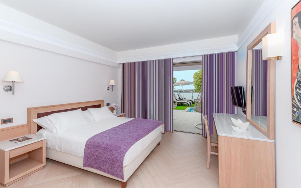 Postel nebo postele na pokoji v ubytování Porto Platanias Beach Resort & Spa