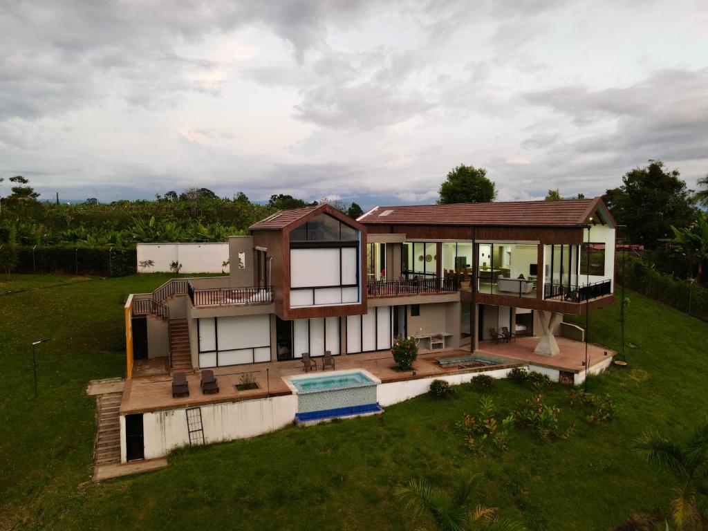 an aerial view of a house with a pool at New Espectacular Chalet de lujo con vistas de lujo in Quindío