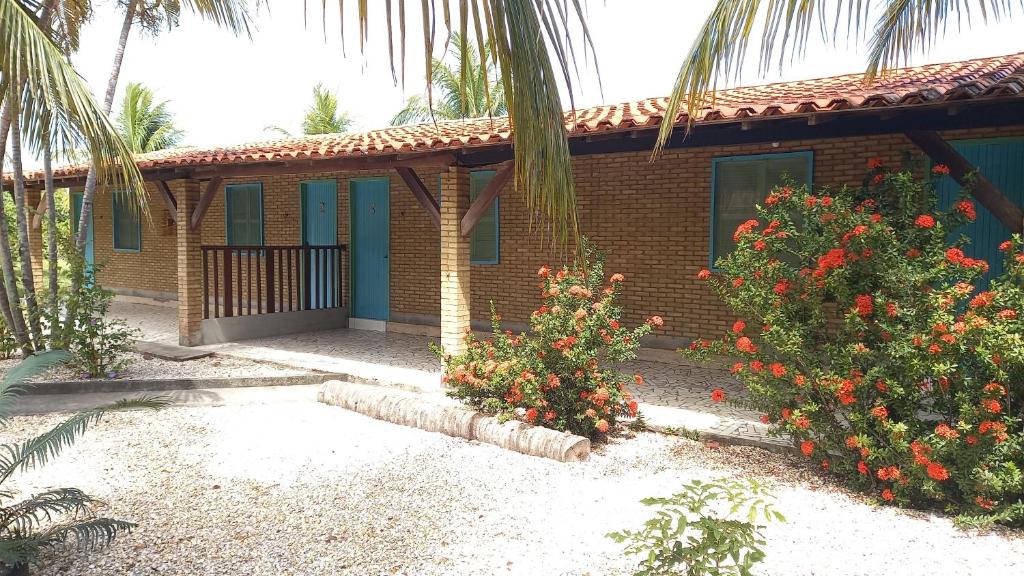 バイア・ダ・トライカオにあるPousada Catumbaéのレンガ造りの家