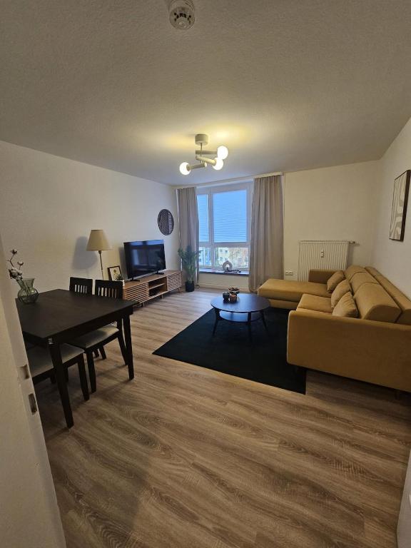 a living room with a couch and a table at Moderne Wohnung gegenüber Bahnhof in Kassel