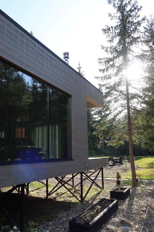 une maison avec une grande fenêtre sur le côté dans l'établissement Debri family, à Krivopolʼye