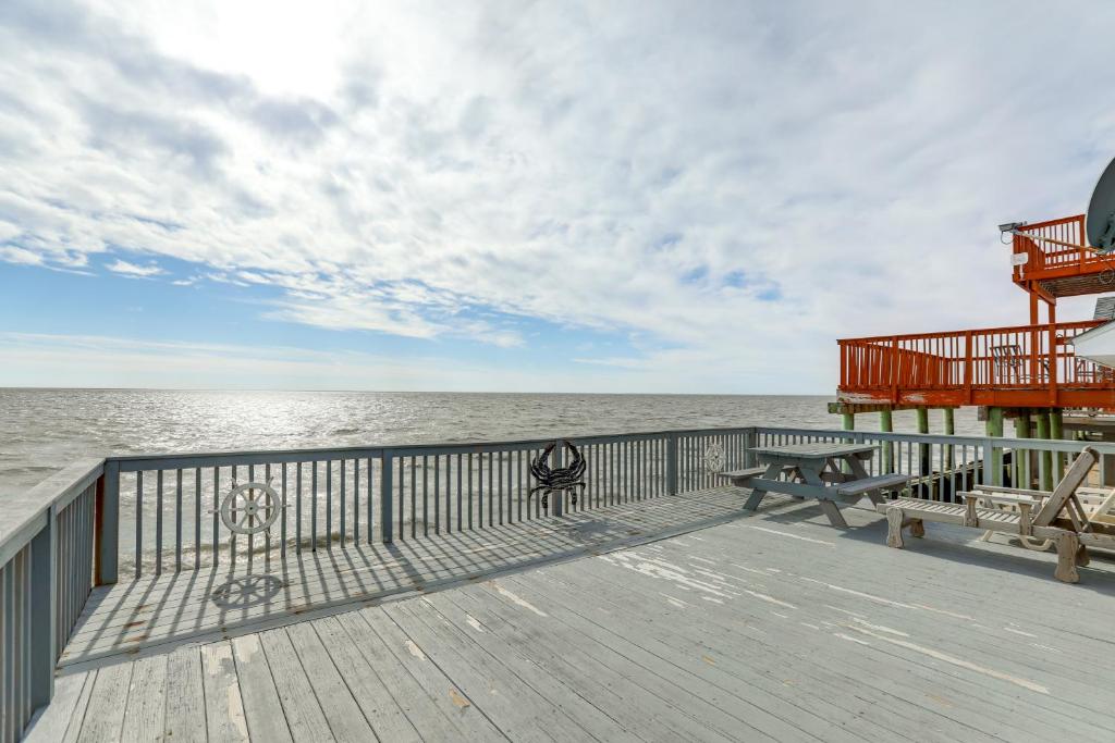 ein Holzsteg mit zwei Bänken und dem Meer in der Unterkunft Walk to Public Beach Bayfront Jersey Home with View in Fortescue