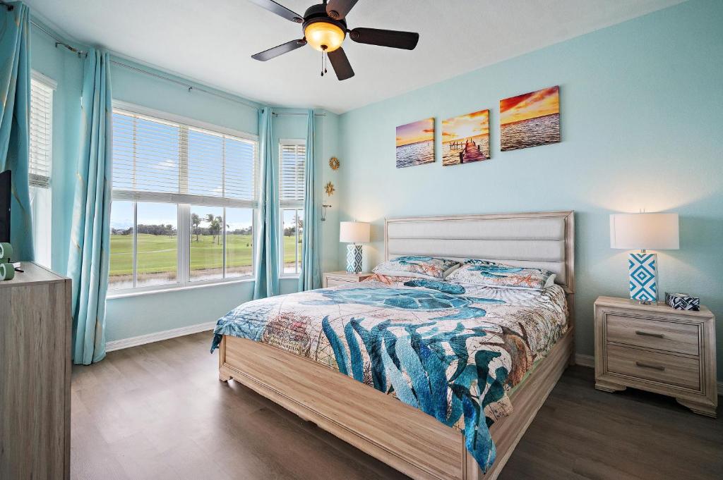 Ένα ή περισσότερα κρεβάτια σε δωμάτιο στο Lovely 2-Bedroom plus Den Condo in Greenlinks Resort