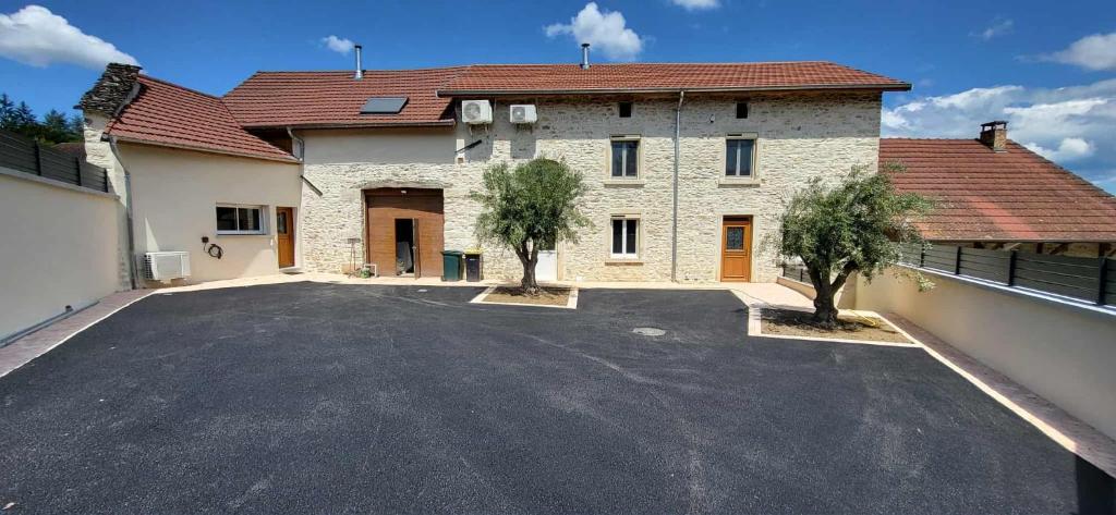 an empty parking lot in front of a building at la petite écurie in Soleymieu