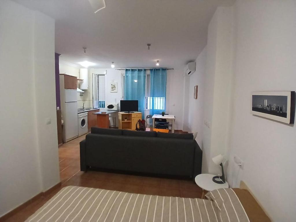 a living room with a couch and a kitchen at Luz del Guadiana in Ayamonte