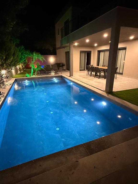 Bazén v ubytování SÜPER Vip Havuzlu Müstakil odalar banyolu nebo v jeho okolí