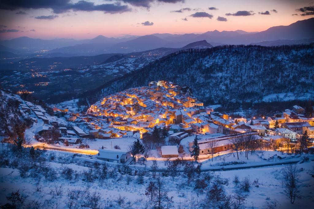 Nespecifikovaný výhled na hory nebo výhled na hory při pohledu z penzionu