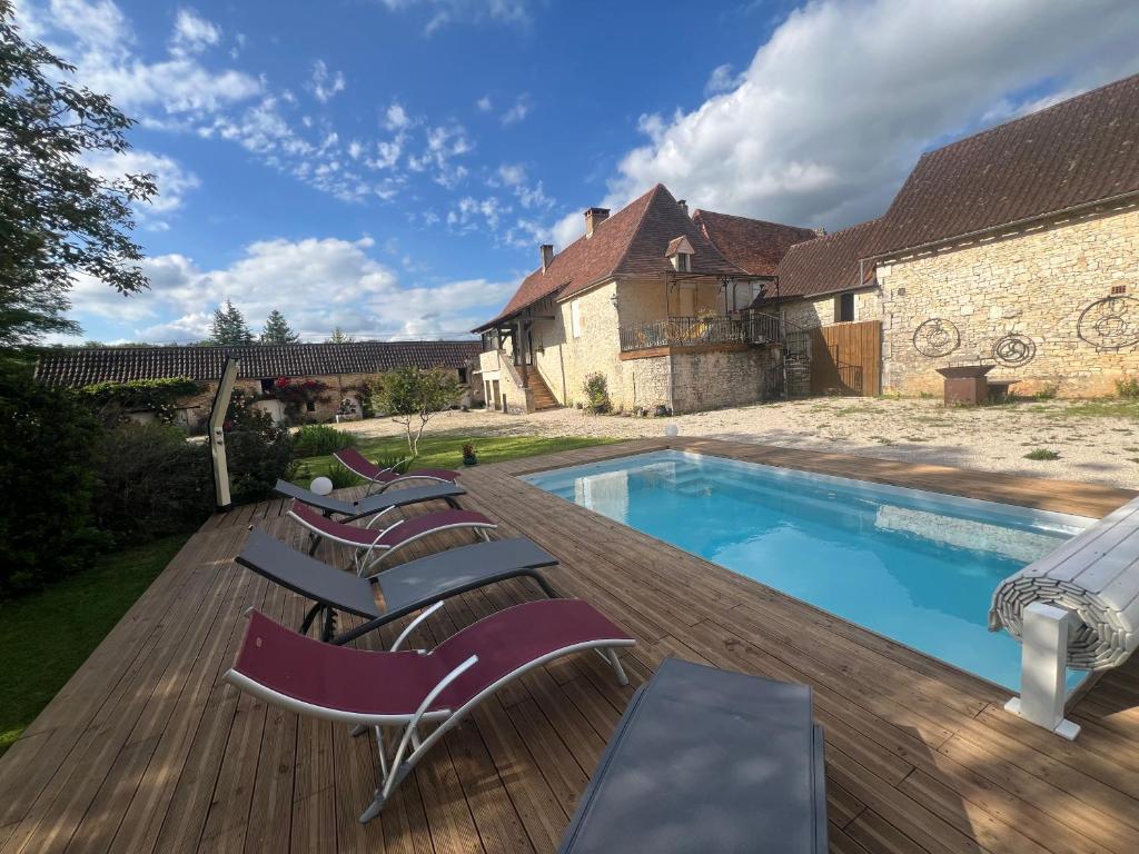 Bazén v ubytování Maison de campagne chez Mamie 4 étoiles nebo v jeho okolí