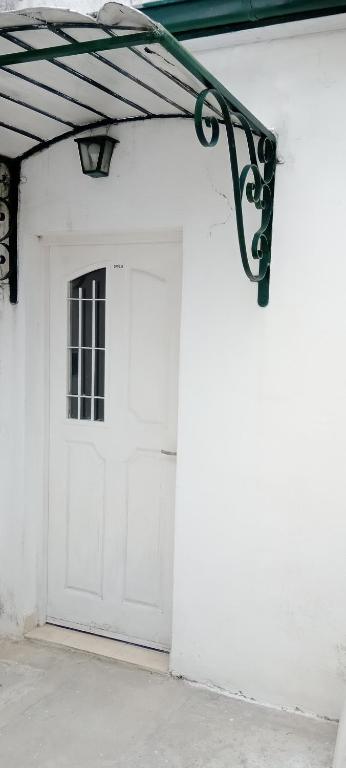 een witte garage met een witte deur en een raam bij Depto cómodo y confortable in Olavarría