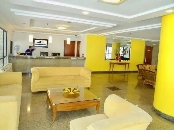 Una televisión o centro de entretenimiento en Flat Completo Natal Praia do Meio