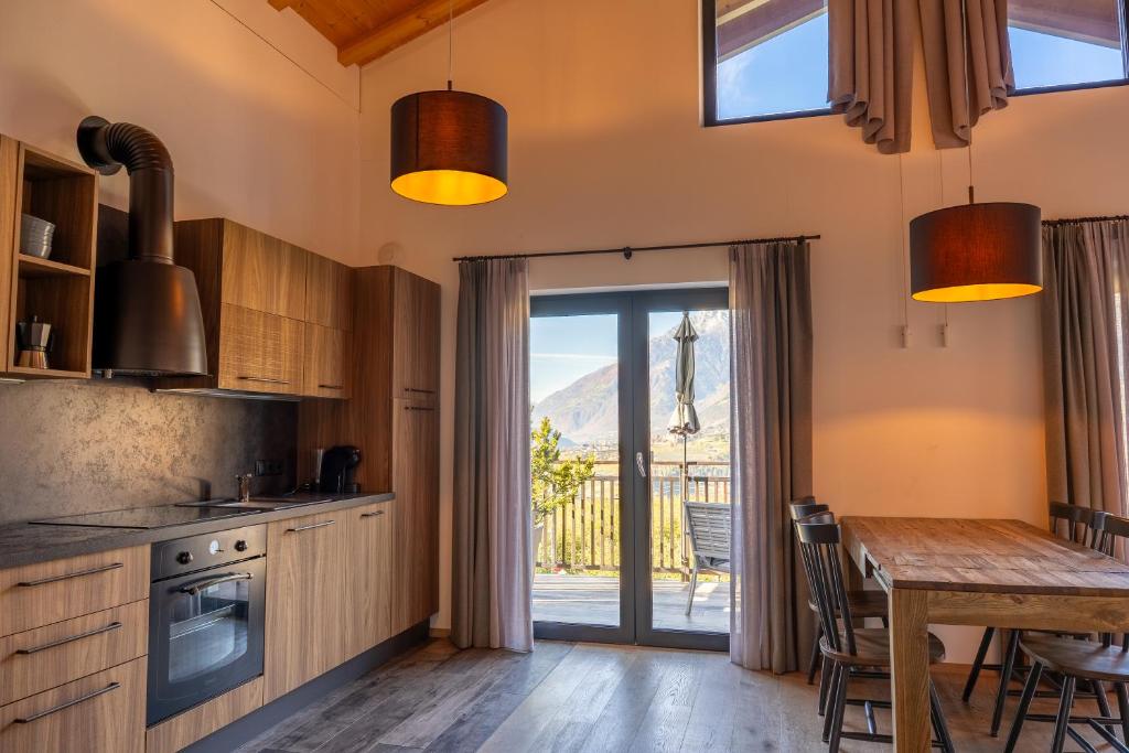 シェーナにあるAntonya Apartmentsのテーブルとダイニングルームのあるキッチン