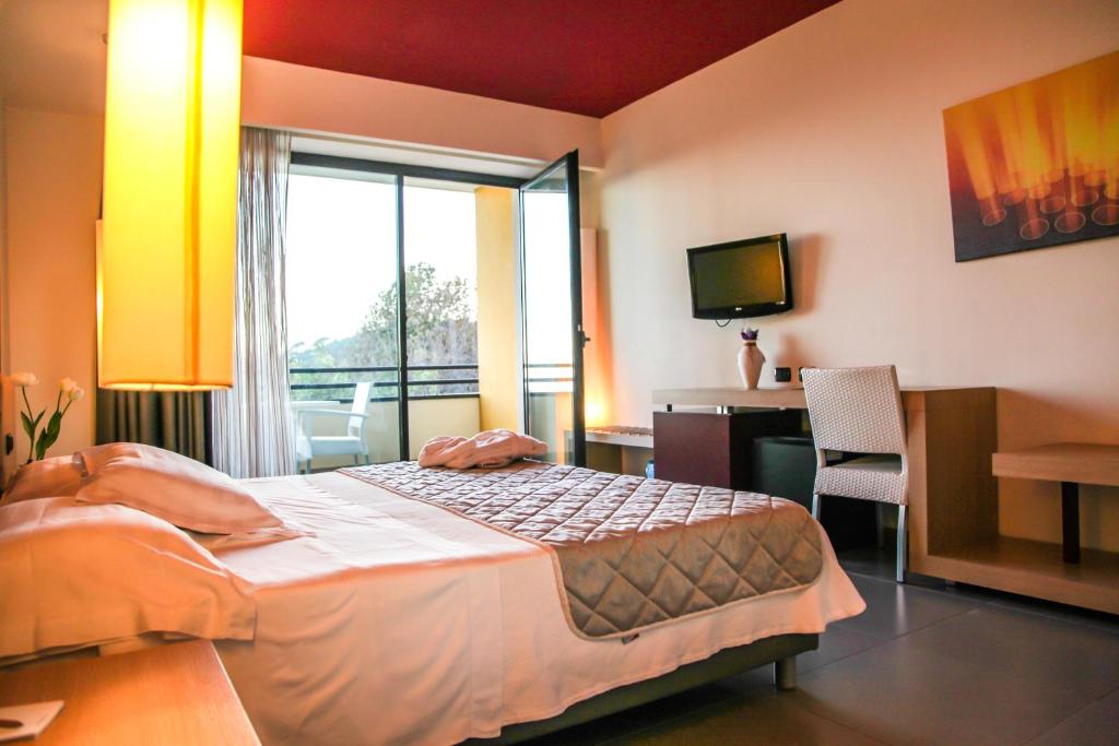 Postel nebo postele na pokoji v ubytování Esperia Palace Hotel & Resort Spa