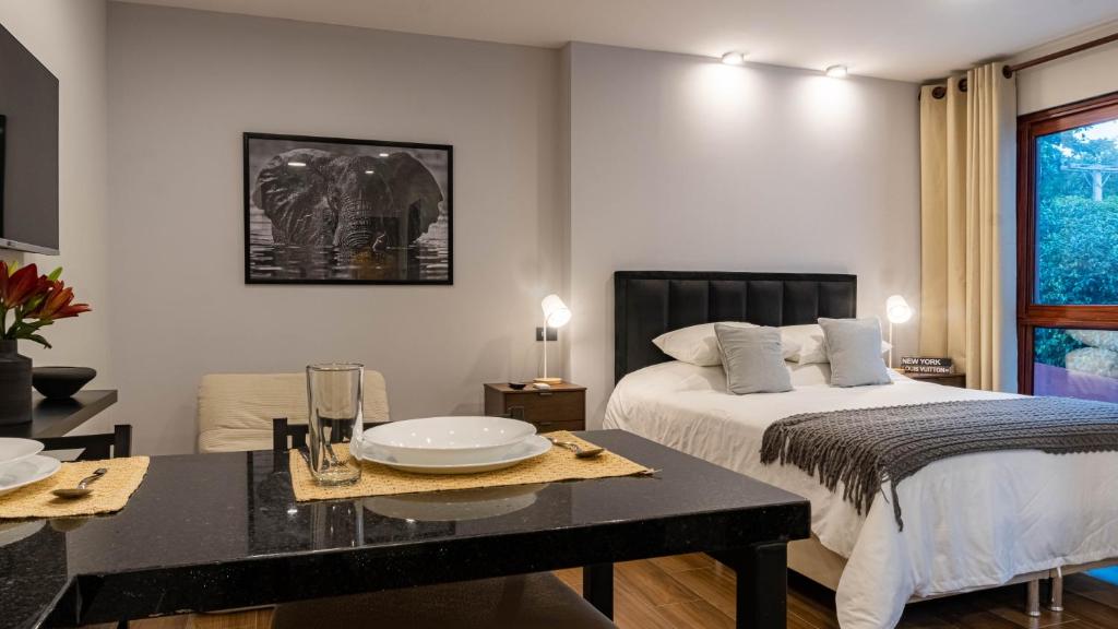 En eller flere senge i et værelse på Elephant Suite