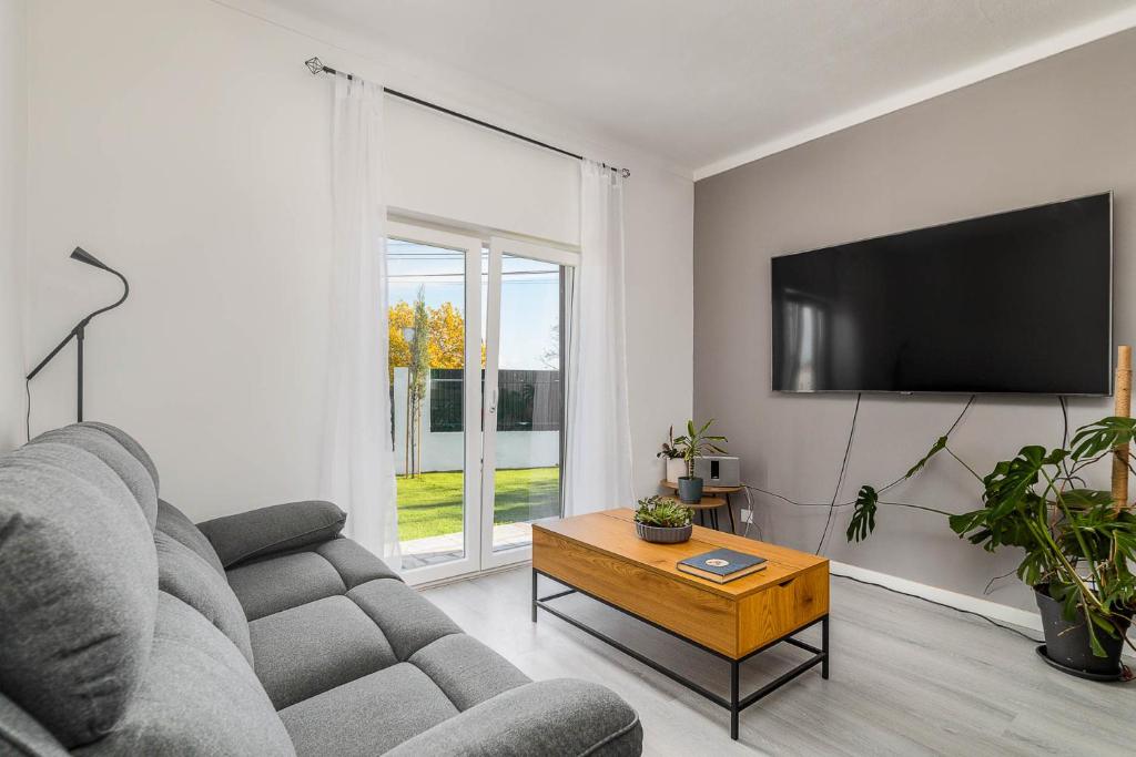 塞辛布拉Private Room in Family Home with Pool的配有沙发和平板电视的客厅