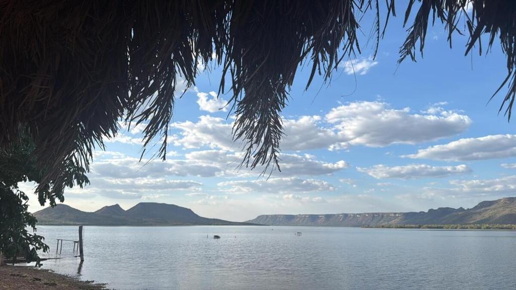 Blick auf einen See mit Bergen im Hintergrund in der Unterkunft Rancho paraíso - Refúgio tranquilo, vista incrível in Lajeado