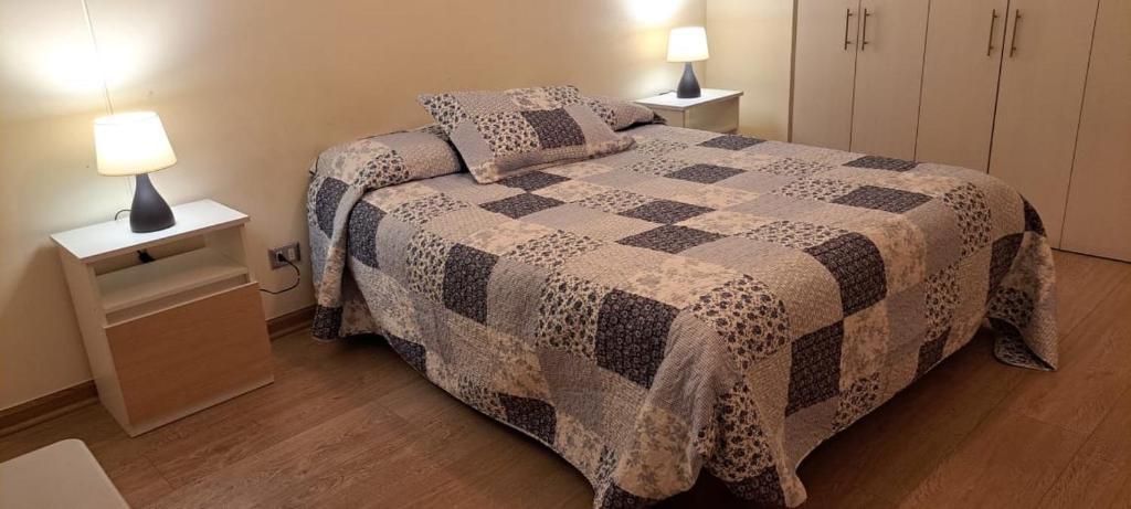 Ένα ή περισσότερα κρεβάτια σε δωμάτιο στο Hermoso departamento a pasos de la plaza de Chillan