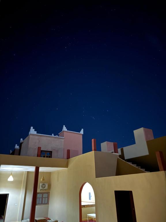 a view of a building at night at Riad Azwaw in Er Rachidia