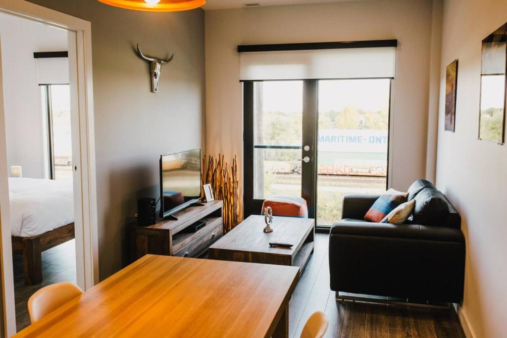 ein Wohnzimmer mit Sofa und Tisch in der Unterkunft Corporate Stays LXTX 1 Bedroom in Tuxedo