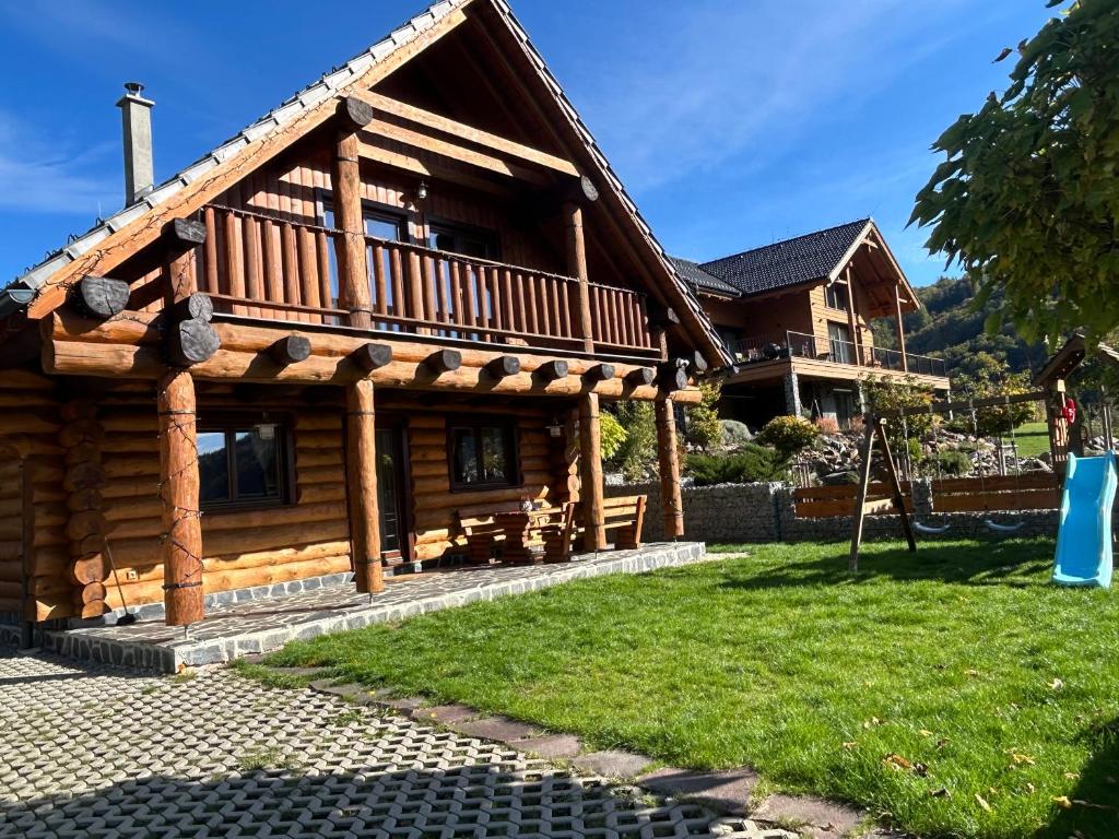 ミート・ポッド・ドゥンビエロムにあるZrub EMMAの緑の芝生が目の前に広がるログキャビン