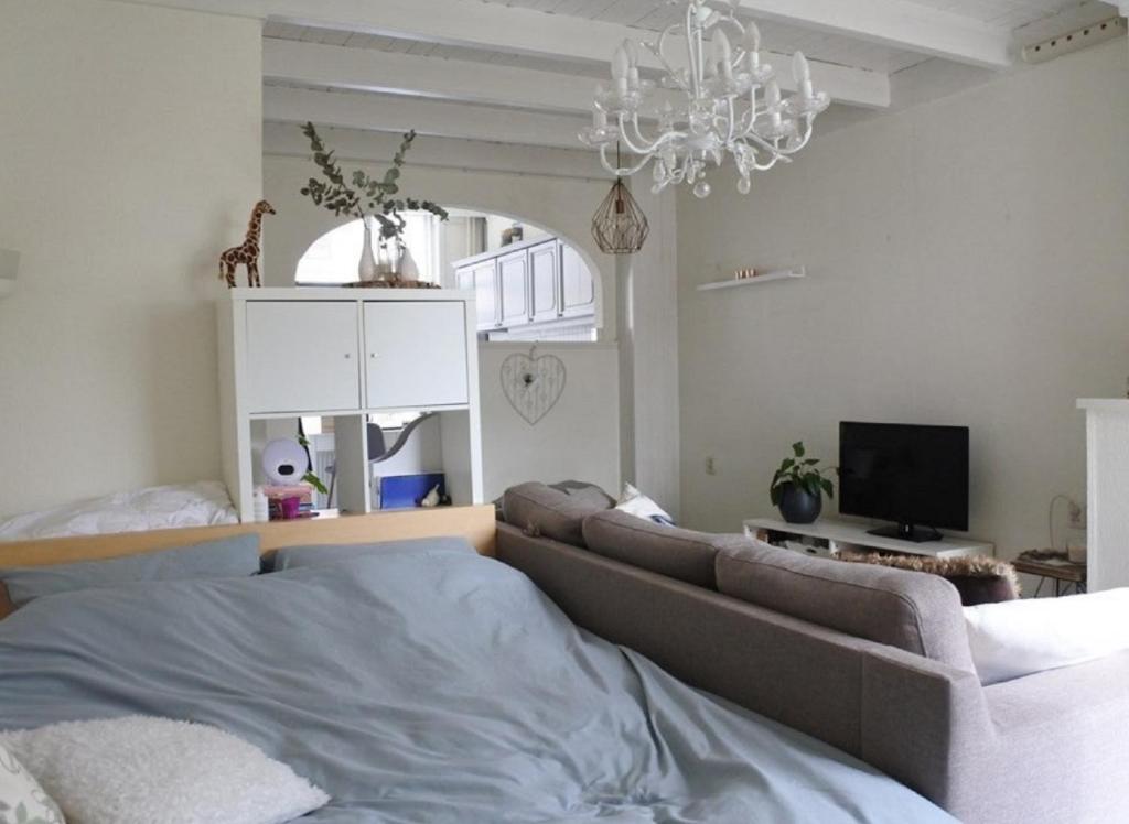 a living room with a couch and a television at aranjata modern o camera in Cugir in Cugir