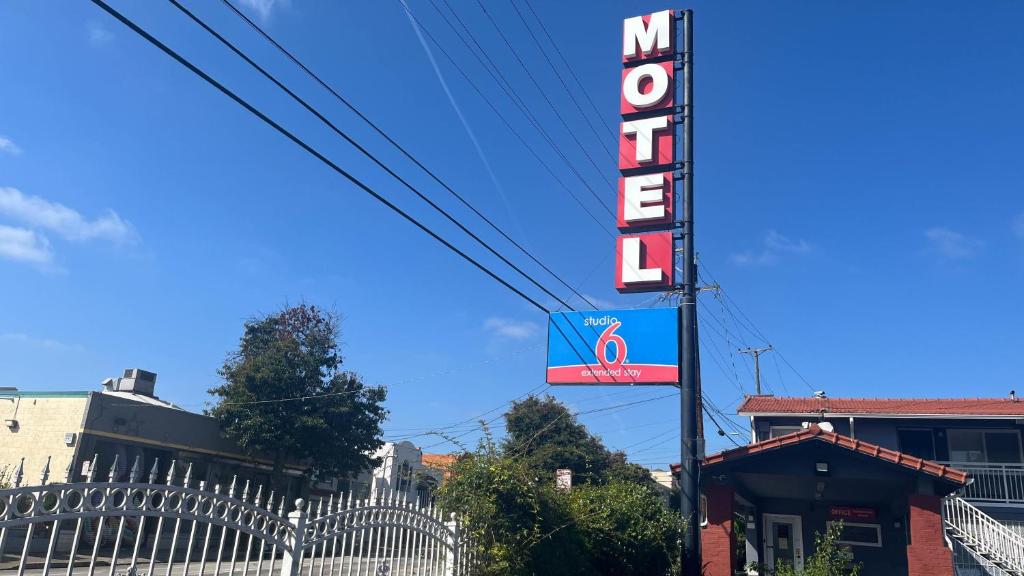 un letrero de neón para un motel frente a un edificio en Studio 6 - Oakland, CA – San Francisco Berkeley Area, en Oakland