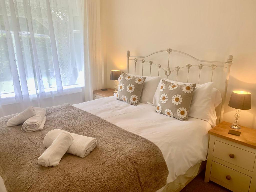 En eller flere senge i et værelse på Riverside Bungalow