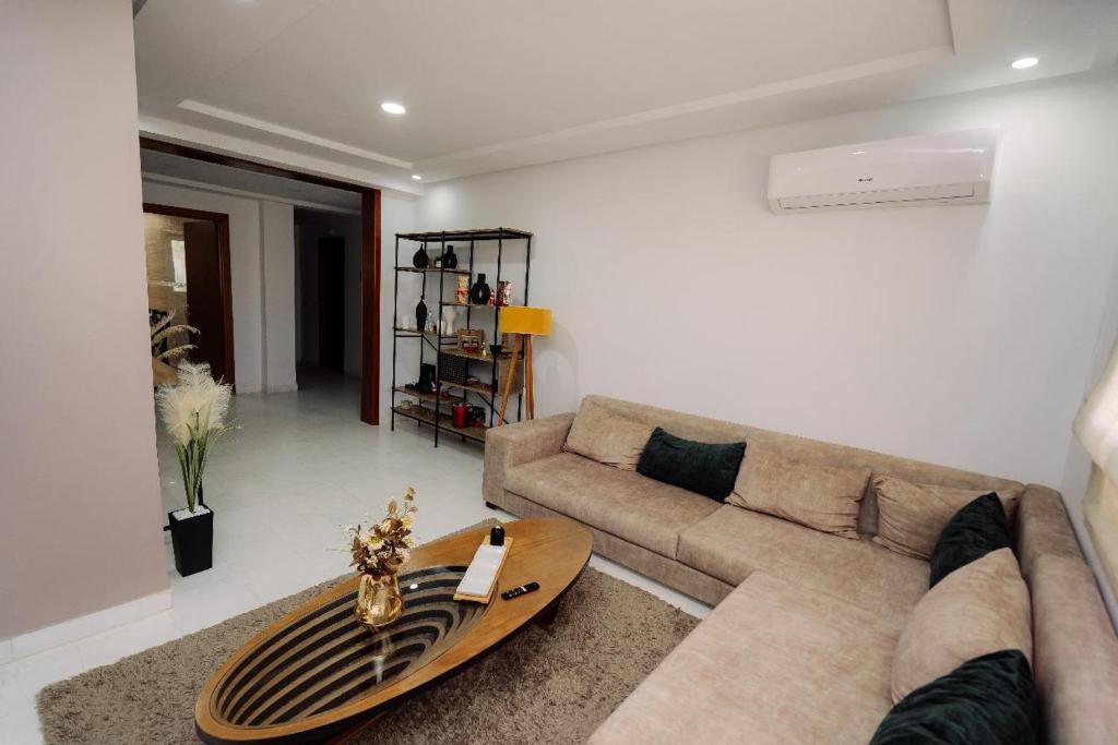 a living room with a couch and a table at Appart Julia Gammarth Sup in La Marsa