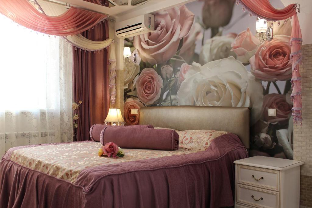 Posteľ alebo postele v izbe v ubytovaní Apartment on Karla Marksa 116 A (9-etaz)