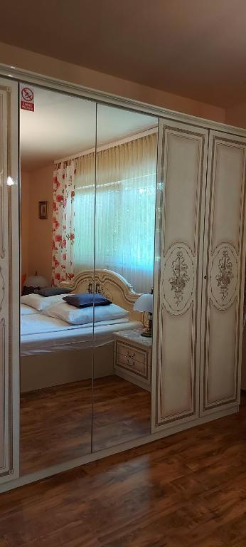 Ένα ή περισσότερα κρεβάτια σε δωμάτιο στο Domek w naturze