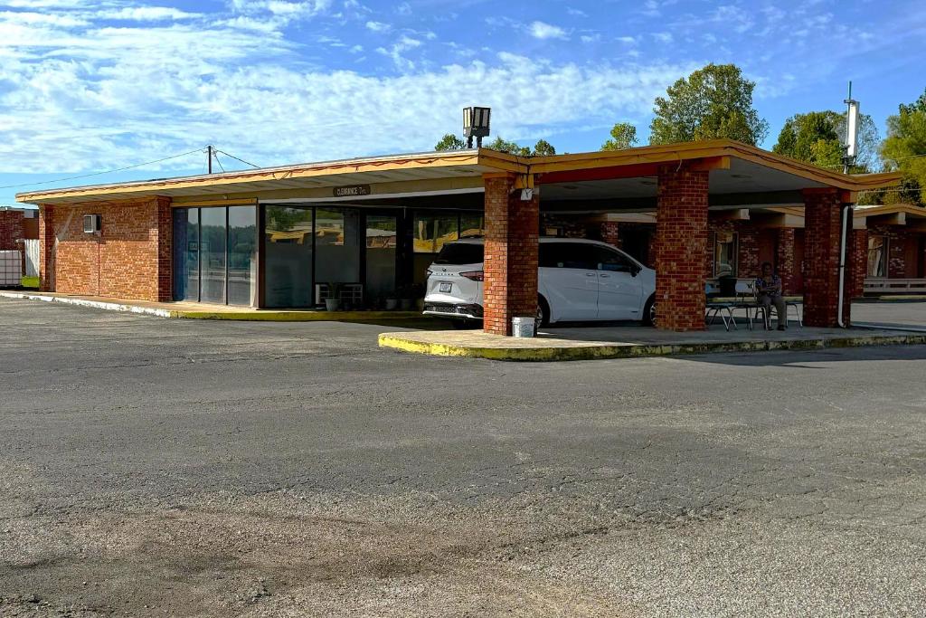 un'auto parcheggiata davanti a un edificio di OYO Hickory House Inn a Dexter