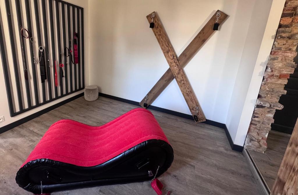 een rode zitzak op de grond naast een trap bij Loveroom Montargis in Montargis