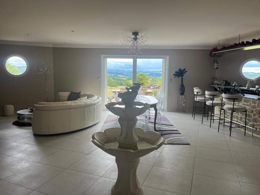 een woonkamer met een bank en een tafel bij Maison de standing avec vue à couper le souffle ! in Molles