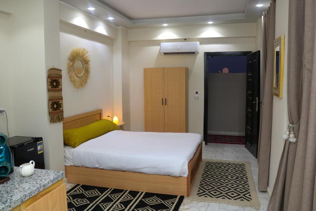 Кровать или кровати в номере Luxury Arabic Romantic Studio with its own large private Roof Terrace 15 mins from El Gouna
