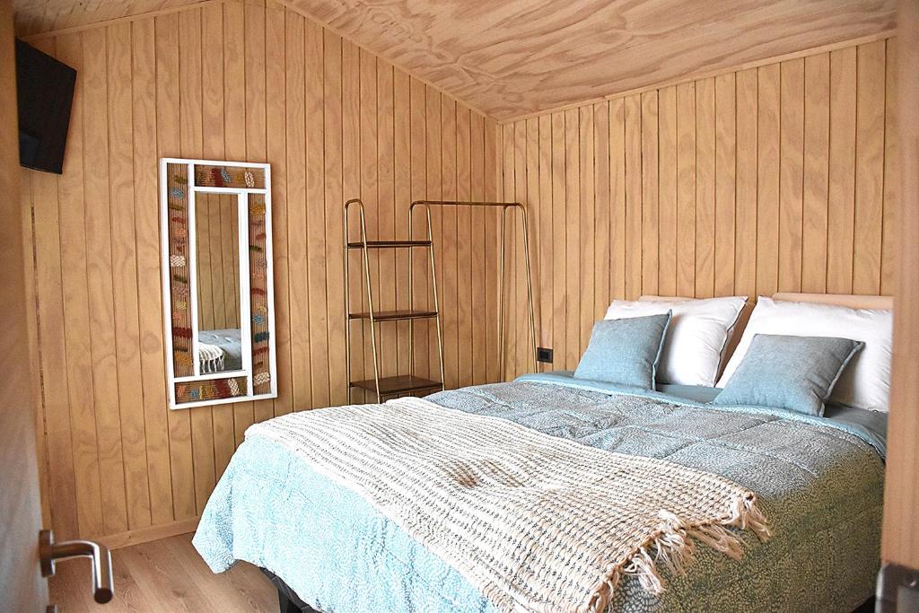 Ένα ή περισσότερα κρεβάτια σε δωμάτιο στο Cabaña Vista Playa Curiñanco