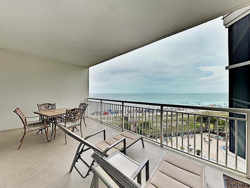 un balcone con tavolo e sedie e l'oceano di Palacio Unit 403 a Perdido Key