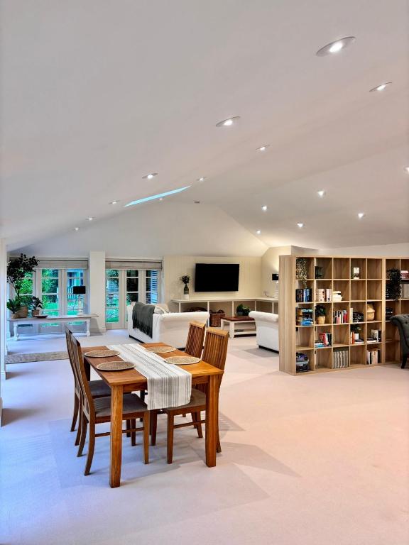 AldbourneにあるThe Baydon House Luxury Studioのテーブルと椅子とソファのあるリビングルーム